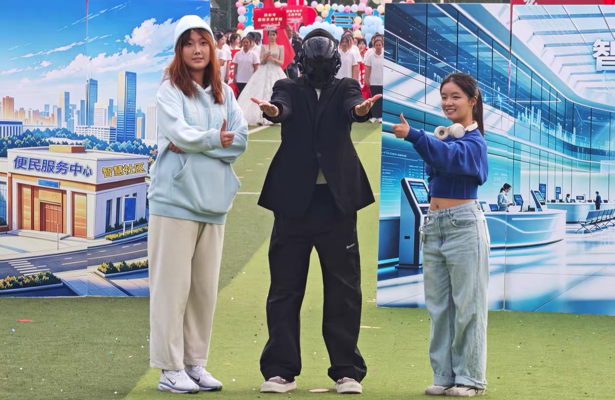 公共事业管理学院同学在开幕式现场合影