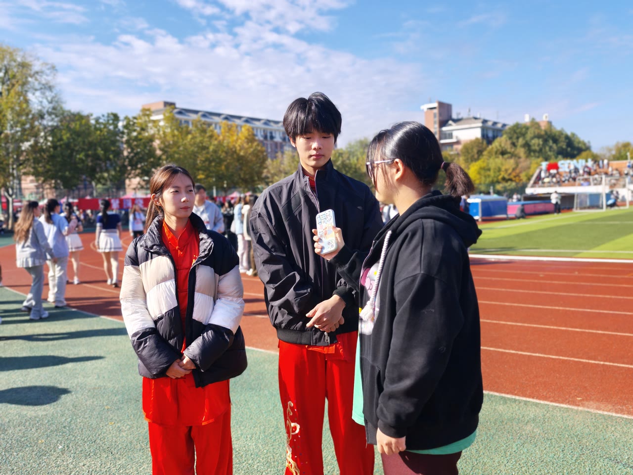 校运会采访现场；照片与人物对应关系待确认