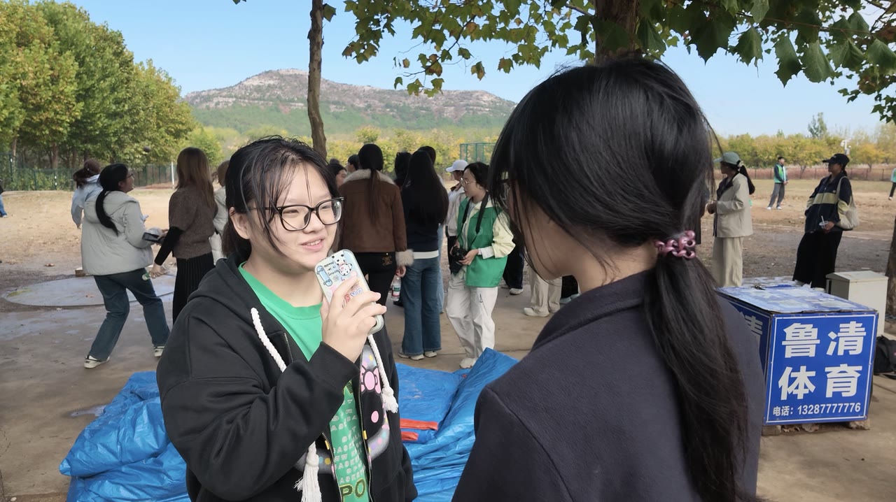 校运会另一处采访现场；照片与人物对应关系待确认